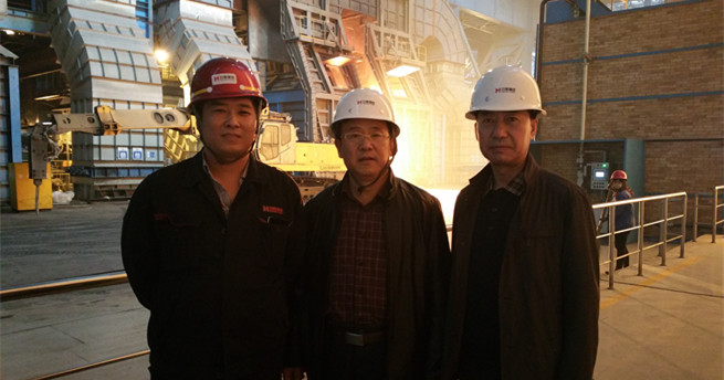 校党委常委、副校长李国雄与校友在炼钢现场 泰国东南亚3D彩票