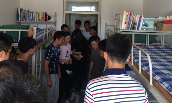 我校退役士兵在寝室为有志入伍学生讲解内务规范 泰国东南亚3D彩票